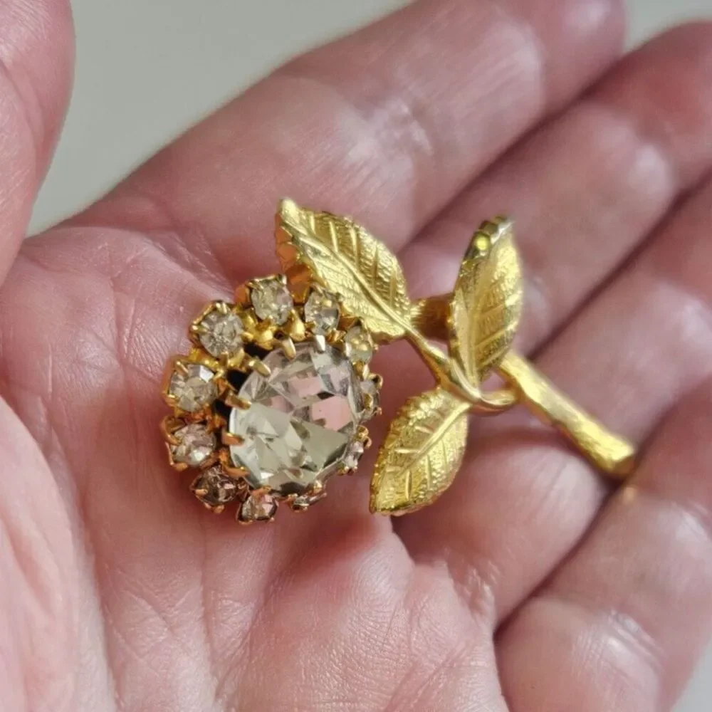 Vintage gold tone rhinestone flower brooch